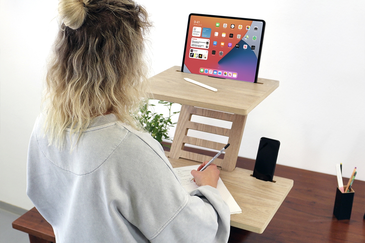 Frau an einem Stand Desks